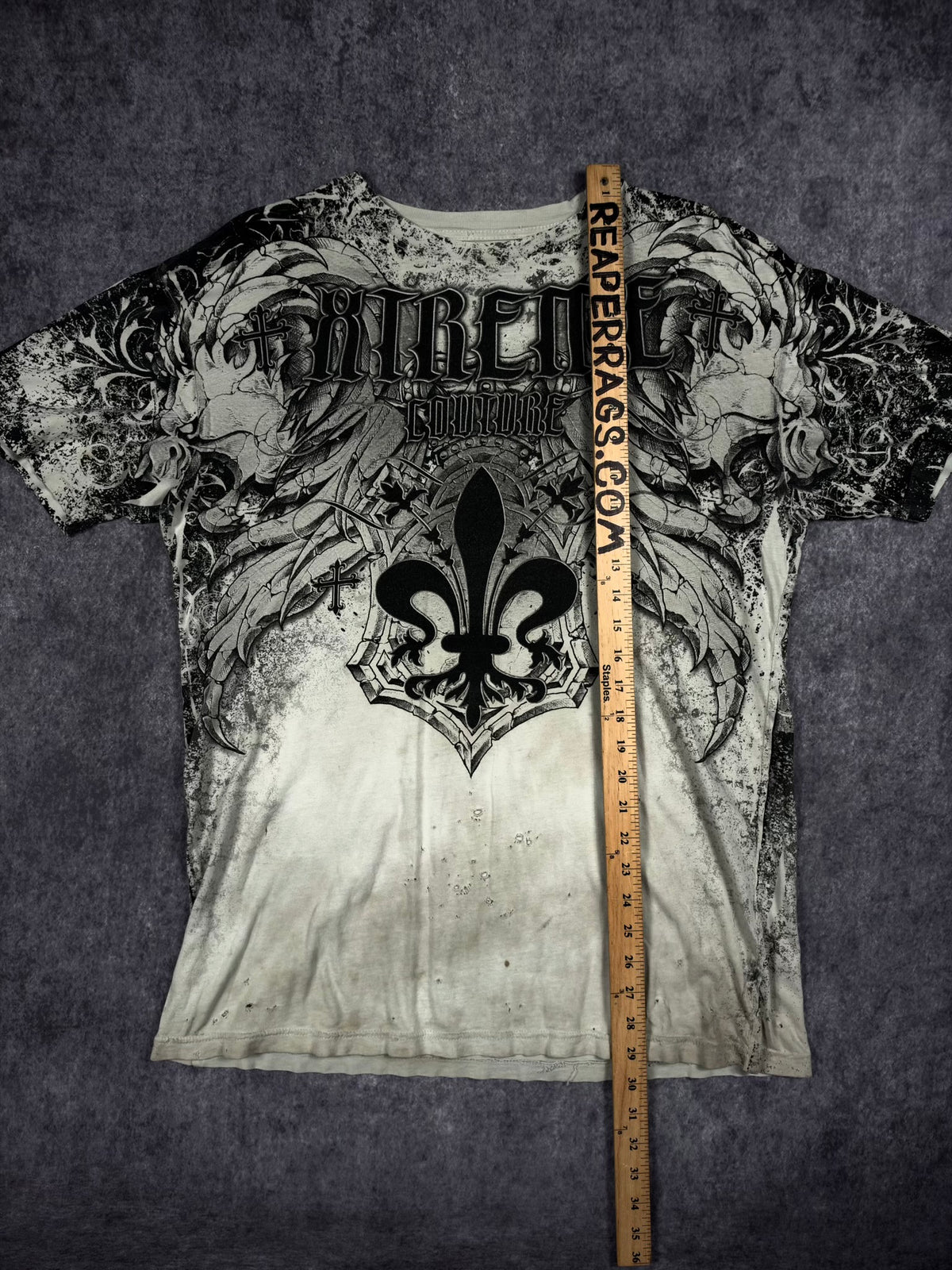 (RARE) 2000s DISTRESSED XTREME COUTURE SHIRT (L)