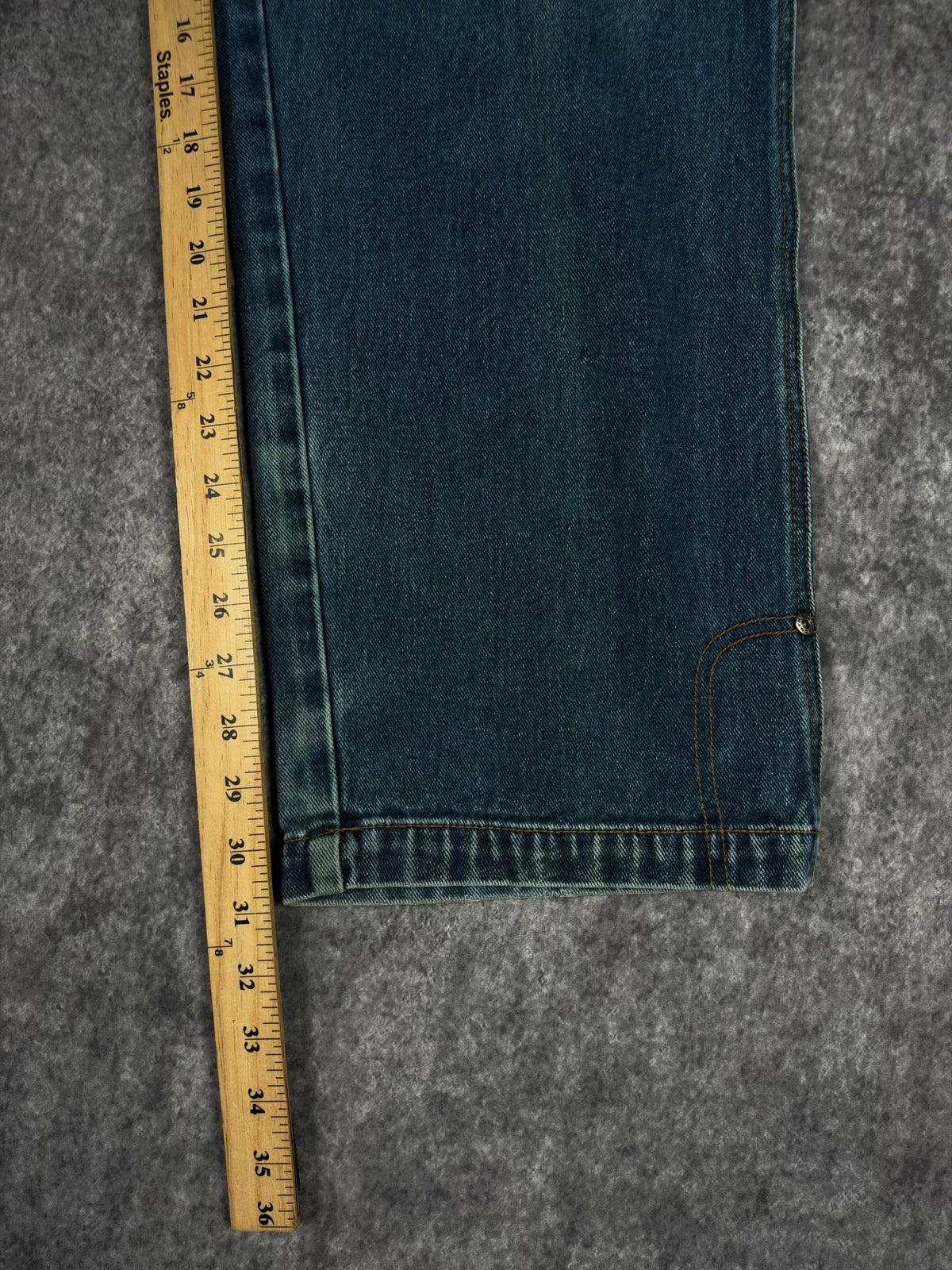 (RARE) 2000s EMBROIDERED SOUTHPOLE JEANS (32x31)