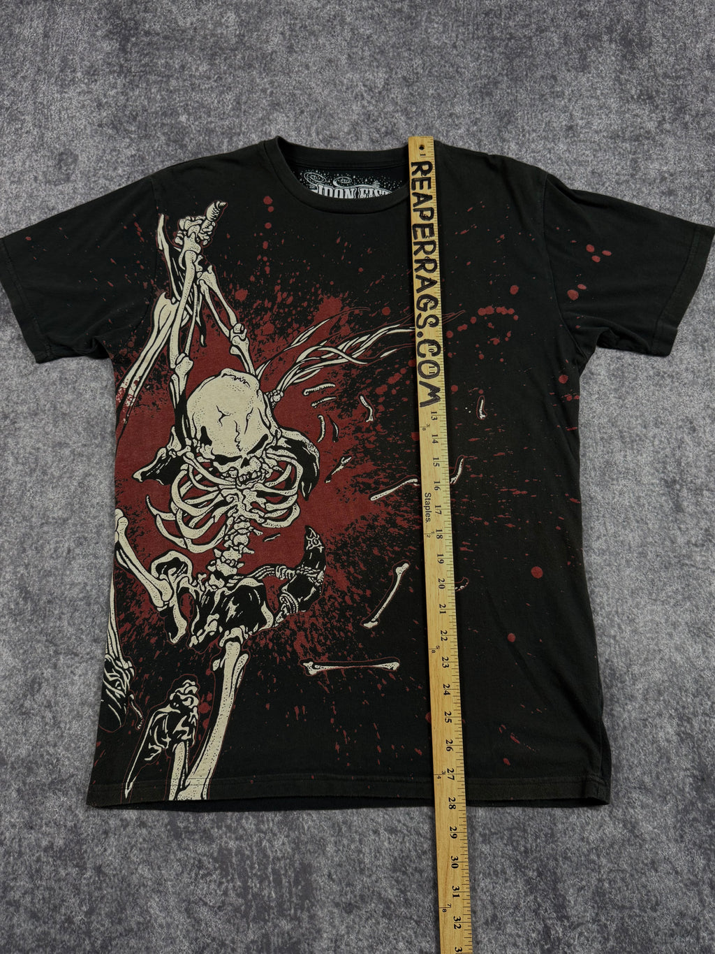 (rare) 2000s iron fist shirt (S)