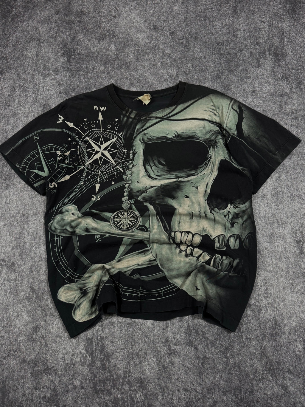 (rare) 2000s skull shirt (L)