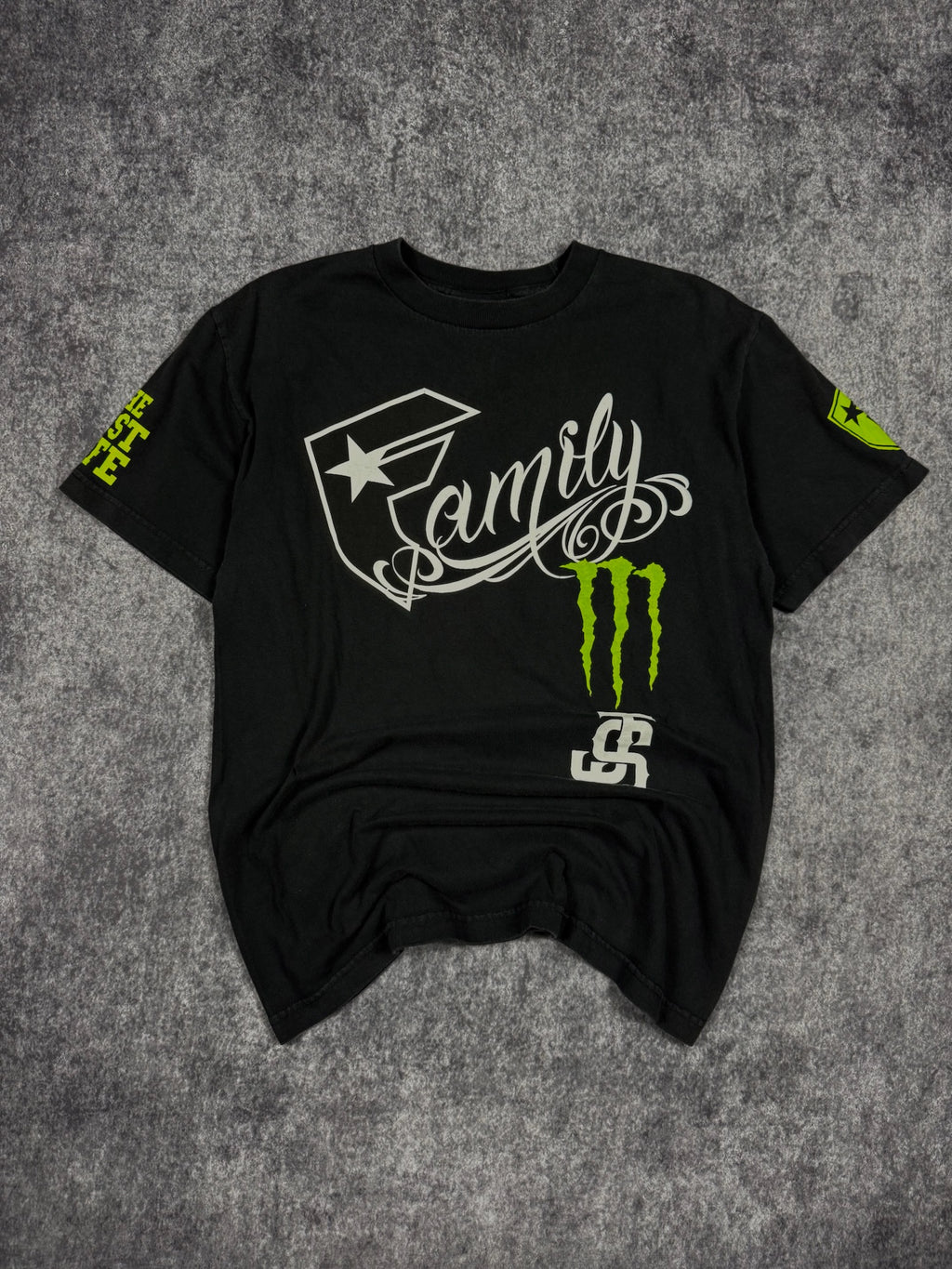 (RARE) 2000s MONSTER ENERGY x FAMOUS STARS & STRAPS SHIRT (S)
