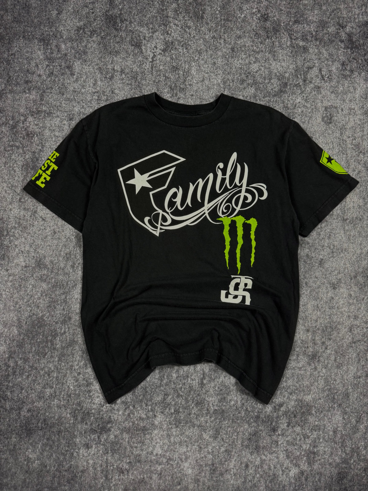 (RARE) 2000s MONSTER ENERGY x FAMOUS STARS & STRAPS SHIRT (S)